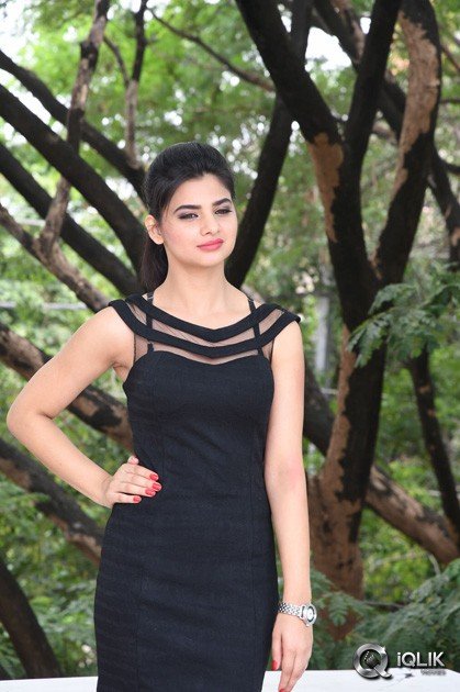 Kamna-Ranawat-Interview-About-Selfie-Raja